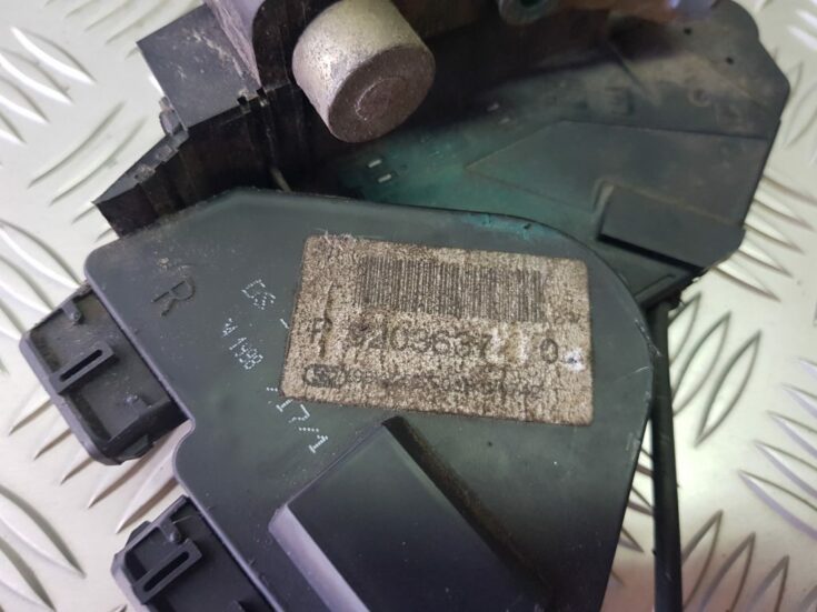 Aizmugurējo labo durvju slēdzene priekš VOLVO V70 1997