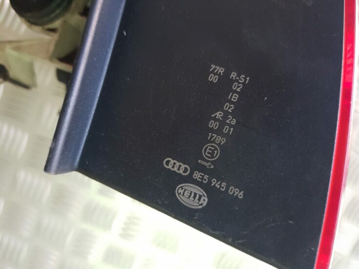 Aizmugurējais labais lukturis priekš AUDI A4 2005