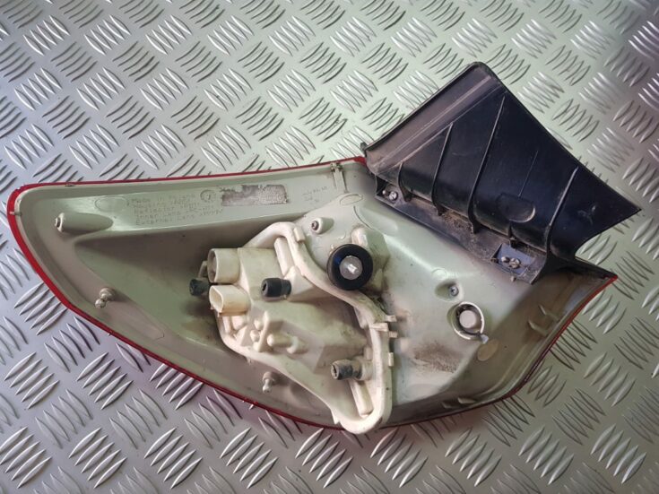 Aizmugurējais labais lukturis priekš OPEL ASTRA J 2011