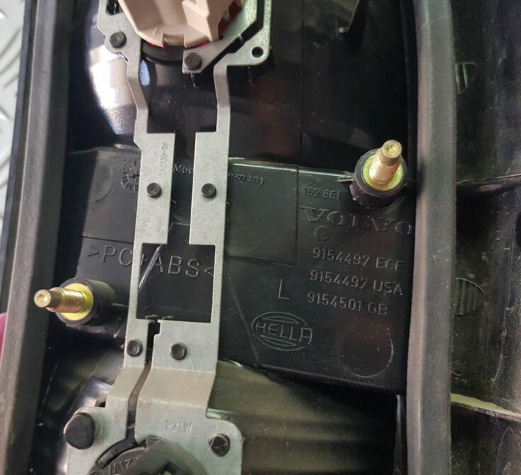 Aizmugurējais kreisais lukturis priekš VOLVO V70 2003 GREY