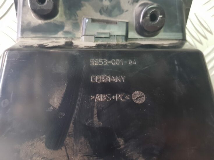 Mantu glabāšanas nodalījums vadītāja pusē priekš BMW 525 E60 2006 BLACK