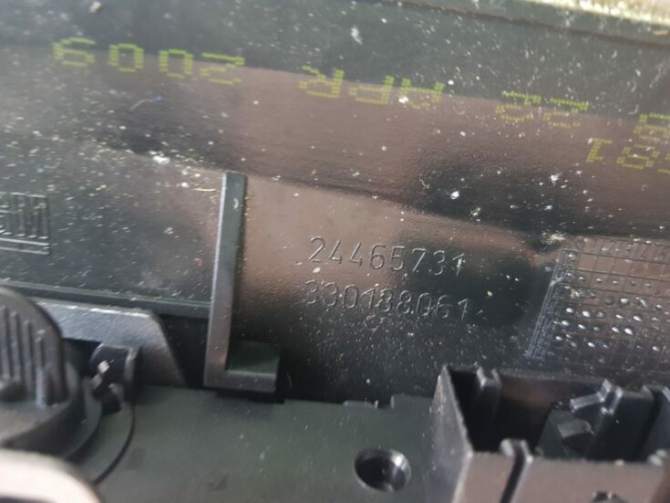 Mērinstrumentu paneļa gaisa vads, centrā priekš OPEL ASTRA H STATION WAGON 2009
