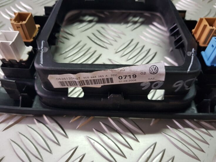 Dekoratīvs rāmis pārnesumu selektoram priekš VW PASSAT B6 2008 ANGL.