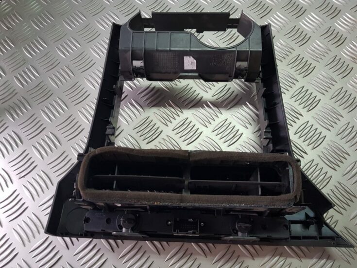 Mērinstrumentu paneļa gaisa vads, centrā priekš OPEL ASTRA H STATION WAGON 2007