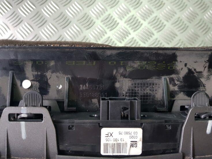 Mērinstrumentu paneļa gaisa vads, centrā priekš OPEL ASTRA H STATION WAGON 2007