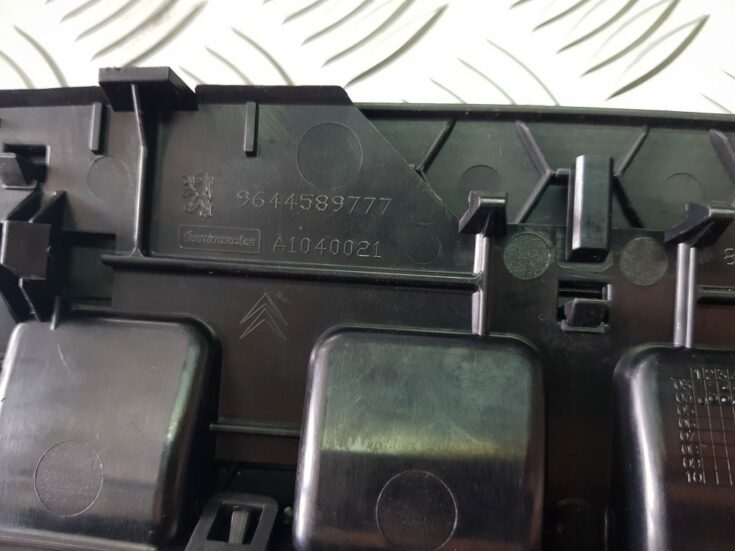 Mērinstrumentu paneļa gaisa vads, centrā priekš PEUGEOT 407 2005