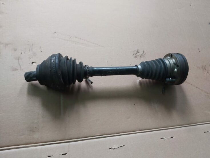 Pusass priekšējā kreisā priekš VW PASSAT B6 2006 ANGL. UNIVERSAL