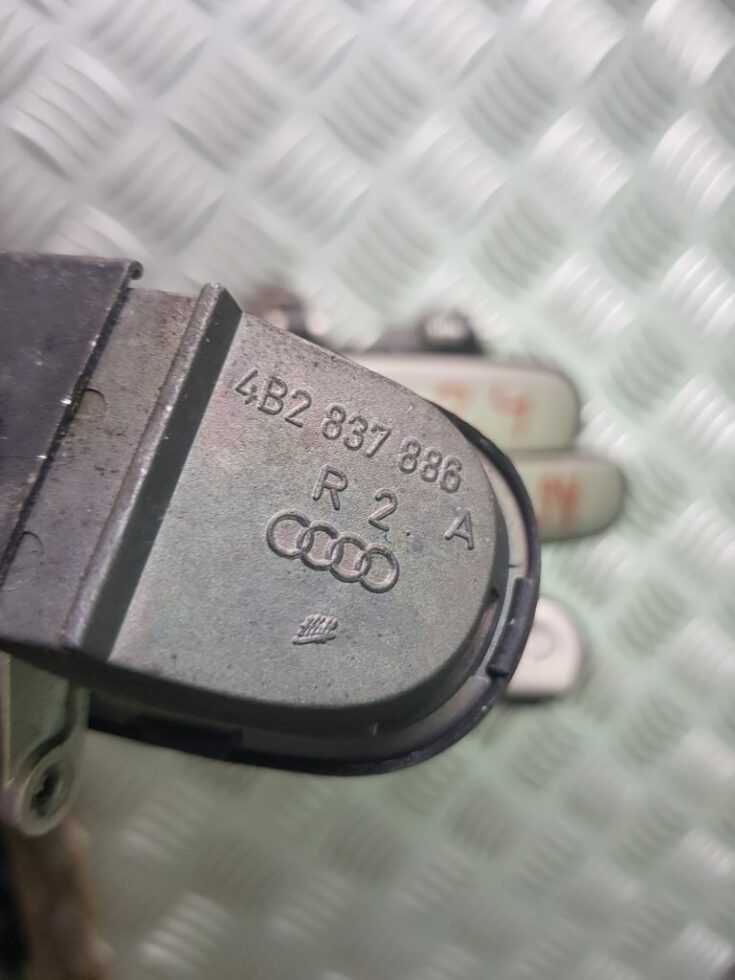 Priekšējāis labais durvju rokturis priekš AUDI A6 1998