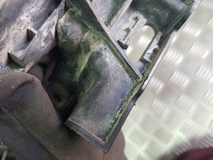 Priekšējā spārna un bufera stiprinājums priekš PEUGEOT 307 2007