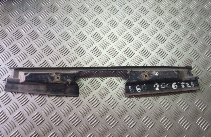 Radiatoru augšēja uzlika priekš BMW 525 E60 2006 BLACK