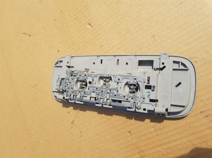 Aizmugurējo sēdvietu apgaismojums priekš VW GOLF 5 2006