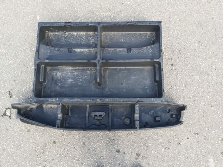 Bagāžnieka nodalījuma instrumentu ieliktnis priekš TOYOTA COROLLA VERSO 2008
