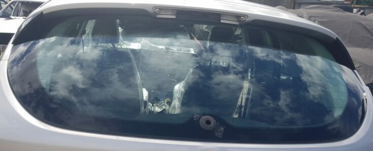 Aizmugures stikls priekš FORD FOCUS 2016