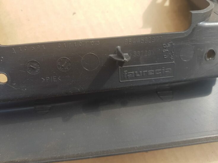 Mērinstrumentu paneļa apdare (zem stūres) priekš PEUGEOT 407 2005