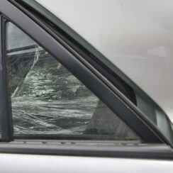 Aizmugurējais kreisais sānu stikls priekš MAZDA 6 2006