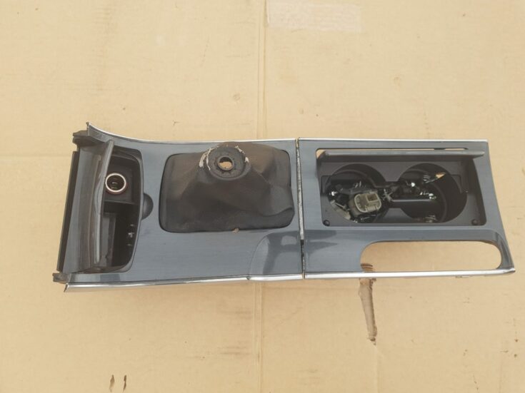 Centrālās konsoles (apdares) vidēja daļa priekš MAZDA 6 2006