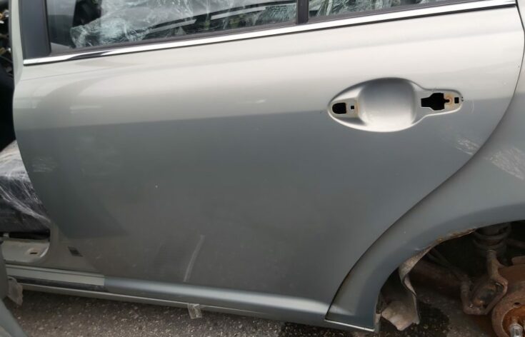 Aizmugurējās kreisās durvis priekš TOYOTA AVENSIS 2004