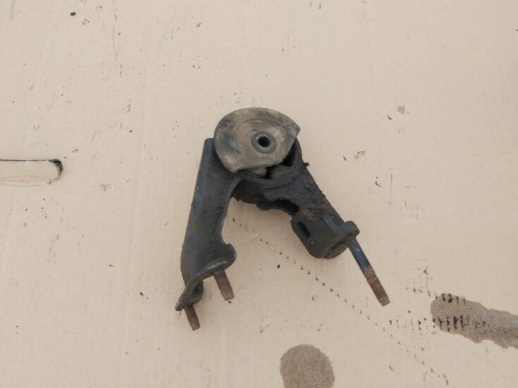 Dzinēja spilvens priekš TOYOTA AVENSIS 2004