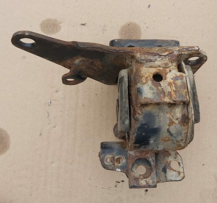 Dzinēja spilvens priekš TOYOTA AVENSIS 2004