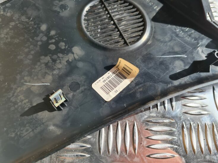 Vējstikla ventilācijas režģis (salonā) priekš CHRYSLER SEBRING 2006