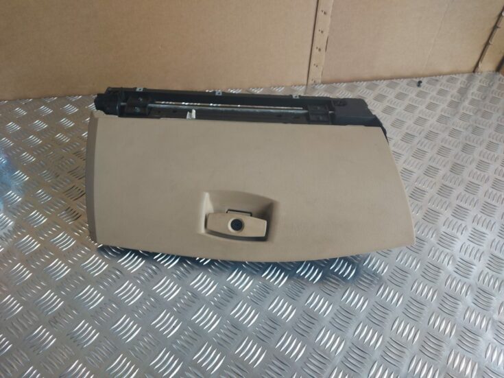 Mantu glabāšanas nodalījums pasažiera pusē priekš BMW 525 E60 2006 OLIVE