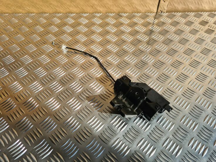 Bagāžnieka vāka slēdzene priekš BMW 525 E60 2006 OLIVE