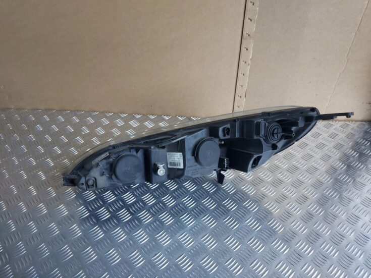 Priekšējais labais lukturis priekš PEUGEOT 407 2006