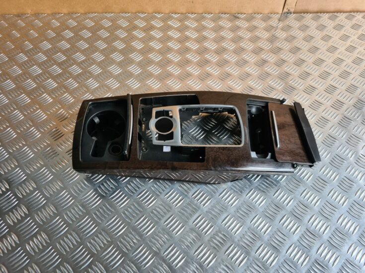 Centrālās konsoles (apdares) vidēja daļa priekš AUDI A6 AVANT 2007 QUATTRO