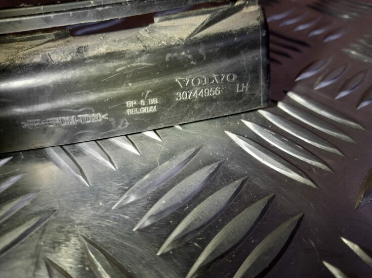 Priekšējā spārna un bufera stiprinājums priekš VOLVO S40 2007