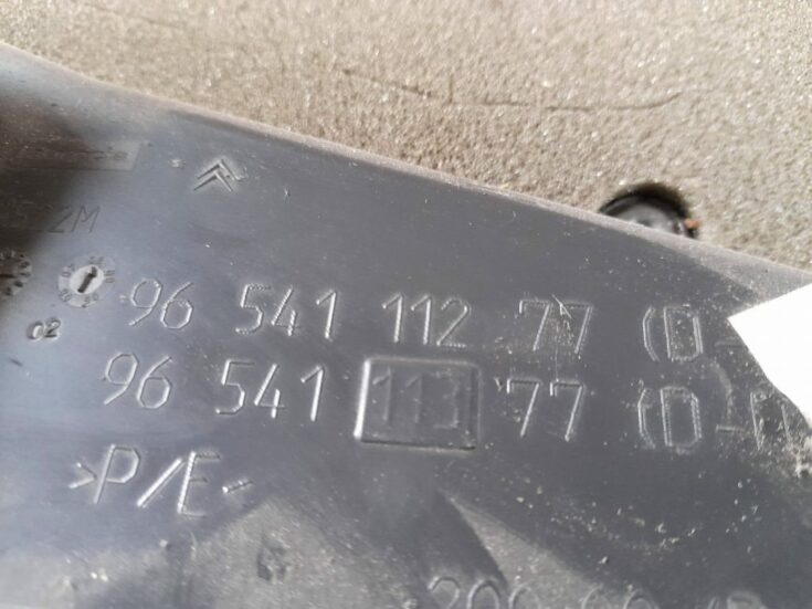 Mērinstrumentu paneļa apakšēja apdare priekš CITROEN PICASSO 2007
