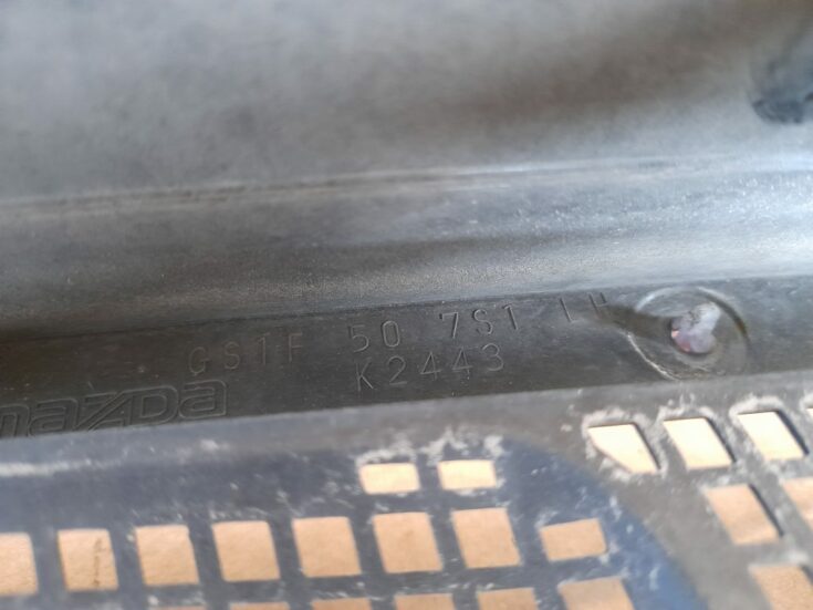 Vējstikla uzlikas (deflektora) režģis priekš MAZDA 6 2008