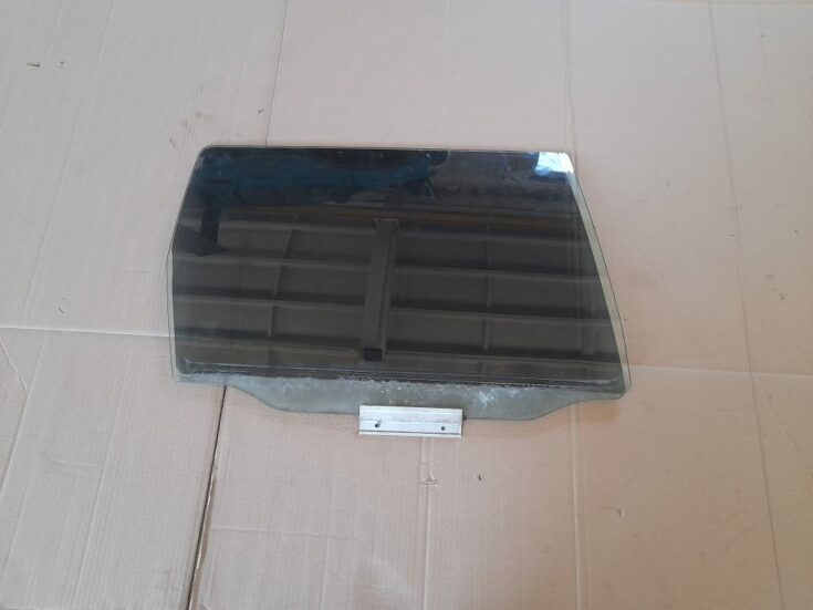 Aizmugurējo labo durvju stikls priekš VOLVO V70 2003 SILVER