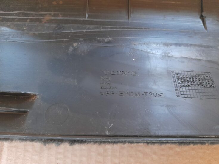 Bagāžnieka nodalījuma sānu apdare priekš VOLVO V70 2003 SILVER