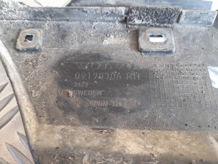 Priekšējā spārna un bufera stiprinājums priekš VOLVO V70 2003 SILVER