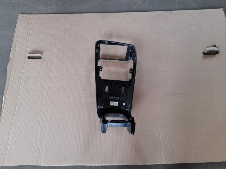 Centrālās konsoles iekšējā plastmasa priekš VOLVO XC60 2009