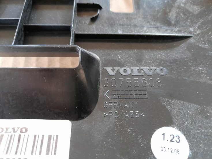 Centrālās konsoles iekšējā plastmasa priekš VOLVO XC60 2009