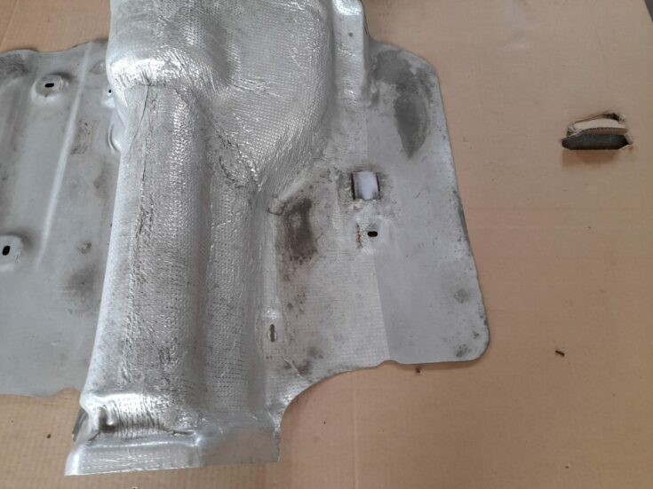 Izpūtēja sistēmas karstuma aizsargs priekš VOLVO XC60 2009