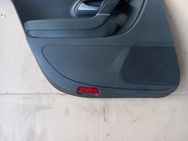 Aizmugurējo kreiso durvju apdare priekš VW PASSAT CC 2009