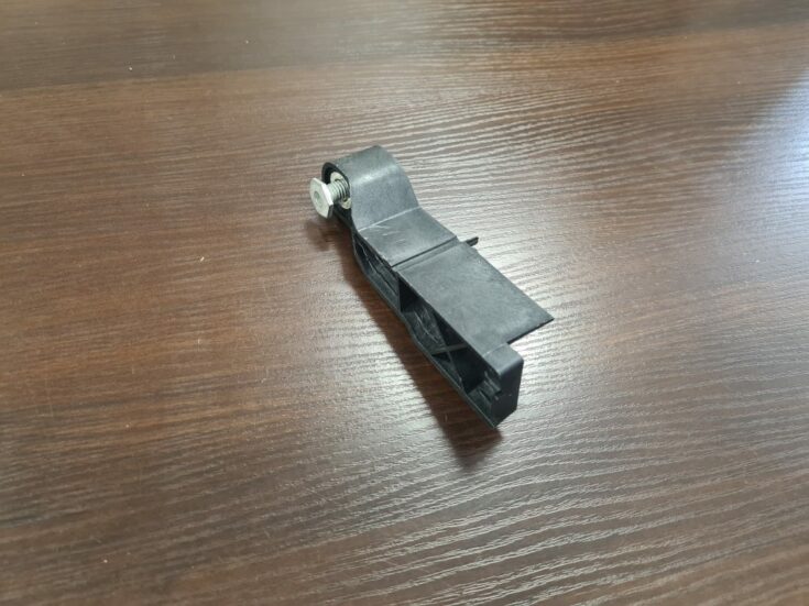 Priekšējā spārna un bufera stiprinājums priekš Audi A6 4F0807771
