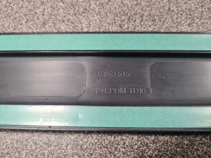 Priekšējo kreiso durvju moldings priekš Škoda Yeti 2010-2013