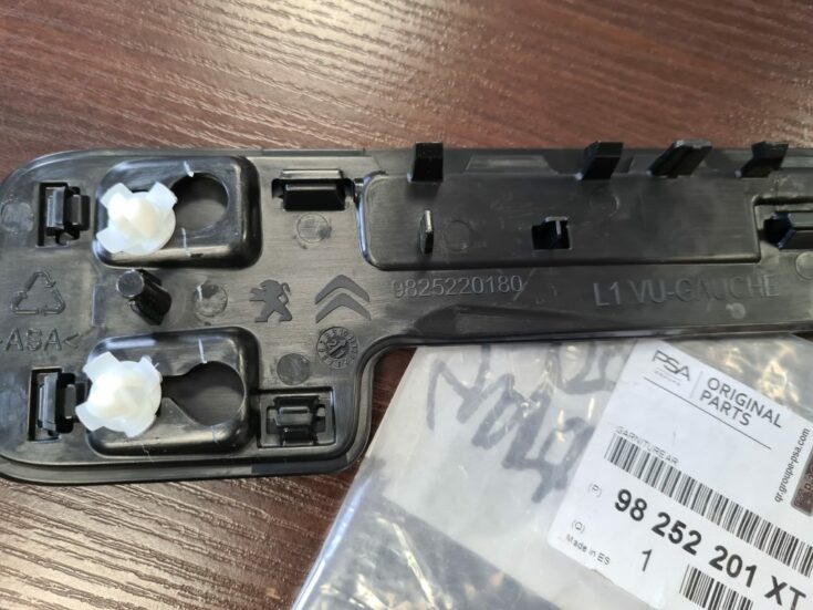 Aizmugurēja spārna uzlika (moldings) priekš TOYOTA PROACE 2019 98252201XT