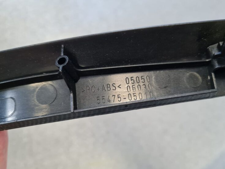 Mērinstrumentu paneļa dekoratīvā uzlika priekš TOYOTA AVENSIS 2008