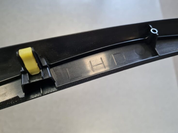 Mērinstrumentu paneļa dekoratīvā uzlika priekš TOYOTA AVENSIS 2008
