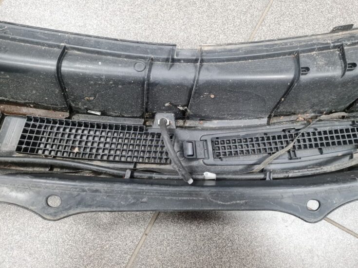 Vējstikla uzlikas (deflektora) režģis priekš NISSAN X-TRAIL 2008