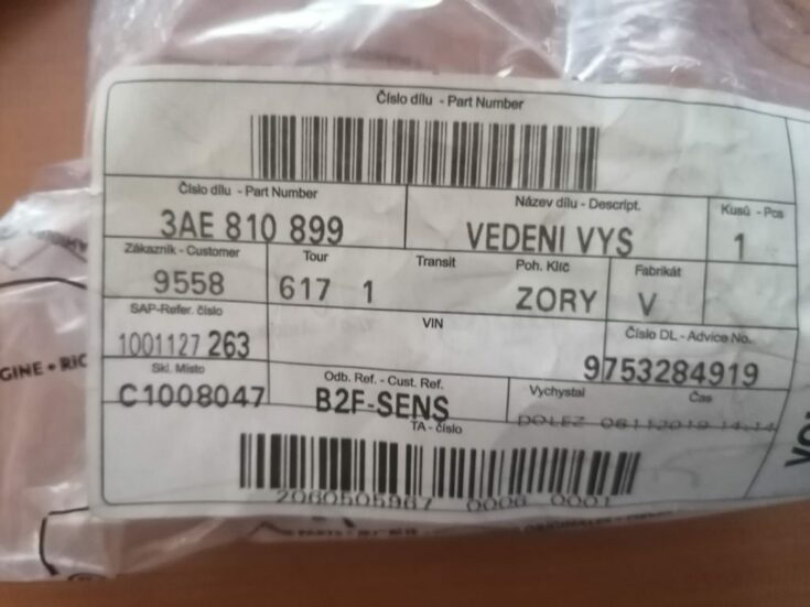 Bagažnieka vāka apdares stiprinājums priekš VW PASSAT 2011-2014 3AE810899