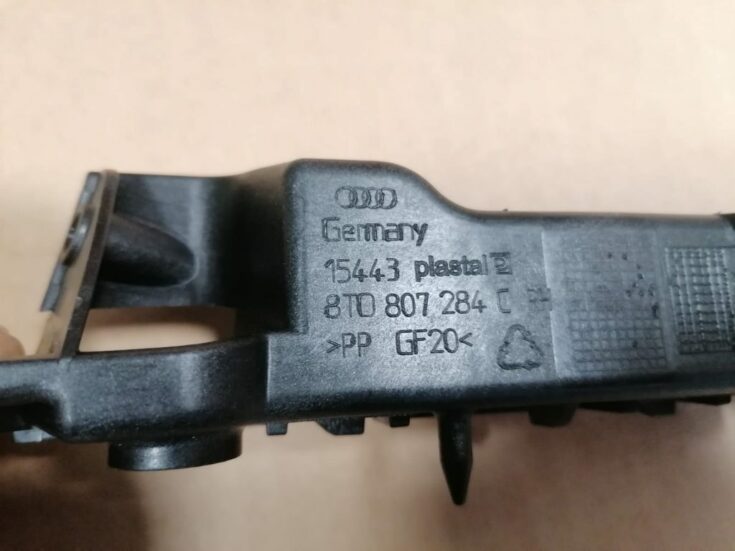 Priekšējā spārna un bufera stiprinājums priekš Audi A5  2007-2016 8T0807284C