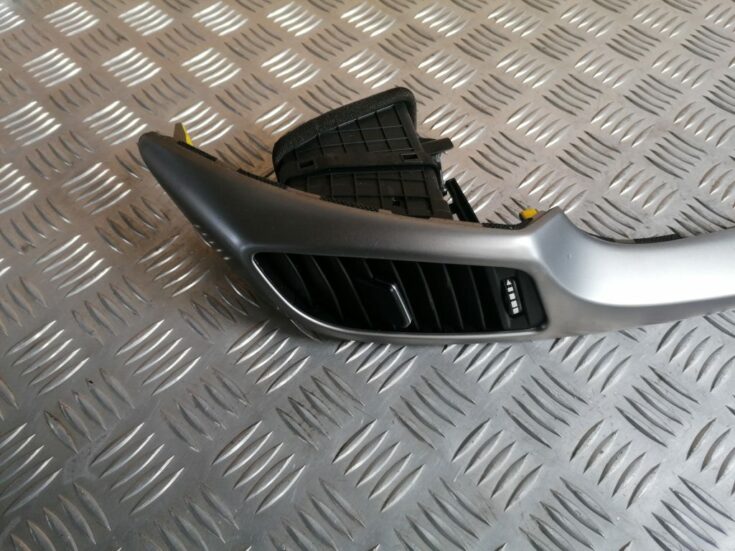 Mērinstrumentu paneļa gaisa vads, centrā priekš HYUNDAI I30 2012