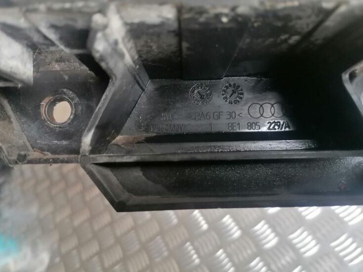 Akumulatora pamatnes kronšteins priekš AUDI A4 2007