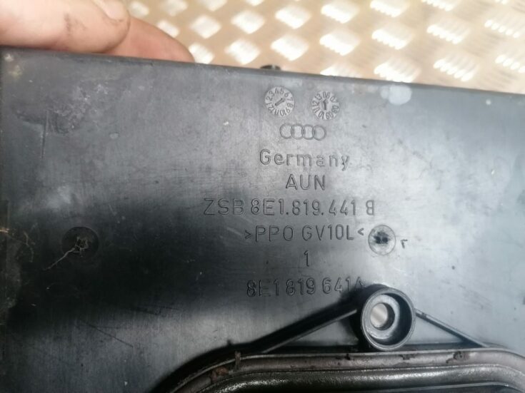 Gaisa filtra korpusa vāks priekš AUDI A4 2007