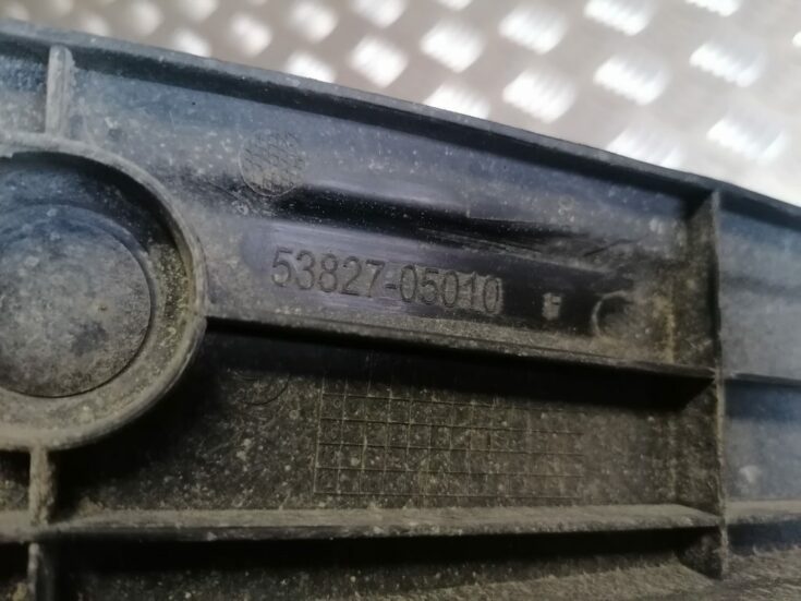Priekšējā spārna un bufera stiprinājums priekš AUDI A4 2007